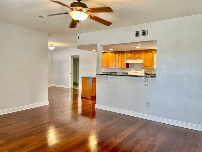 Building Photo - 1730 Long St