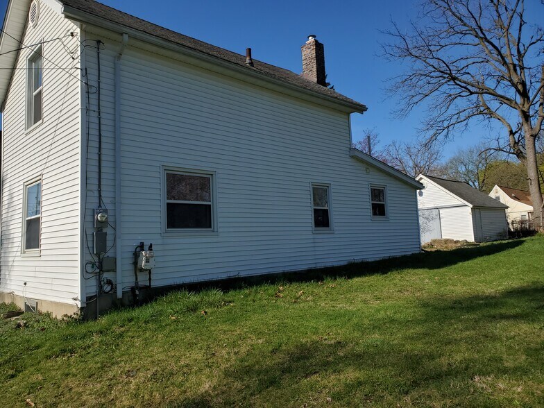 Side view - 410 Seymour Ave