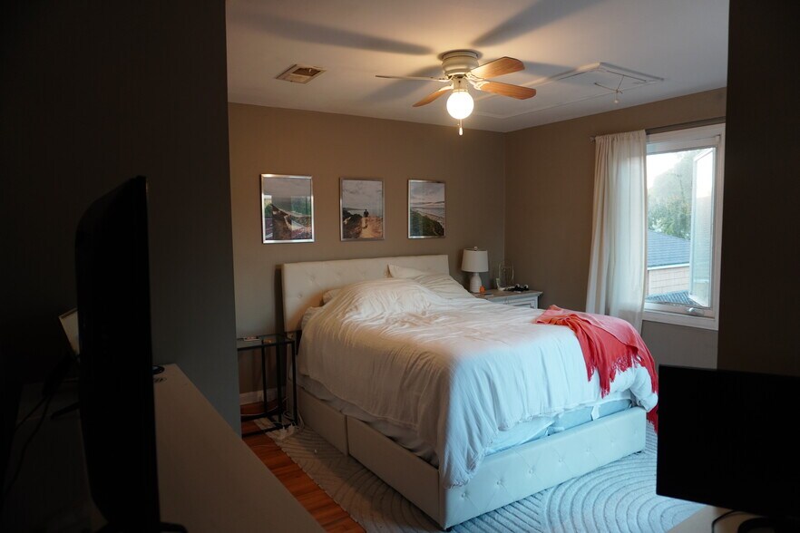 error here these are of 2bdroom apt - 1813 Oliver Ave