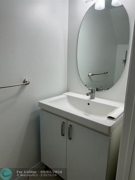 Building Photo - 7813 Sanibel Dr