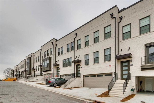 Building Photo - 860 Stonehill Ln NE