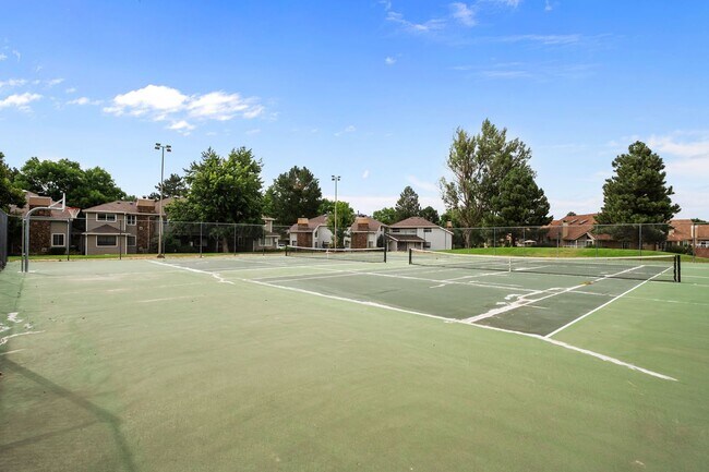 Building Photo - 2 Bed 2 Bath  in Heather Ridge