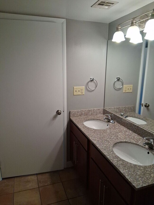 Building Photo - NEW LISTING for Lake Plaza 10th floor unit! Best View in Knoxville - Move in August 13, 2026!