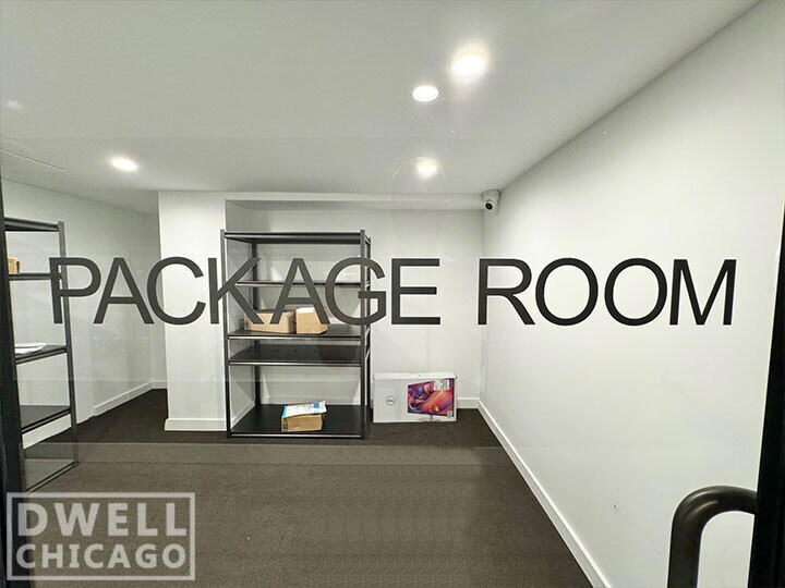 Building Photo - 940 W Carmen Ave