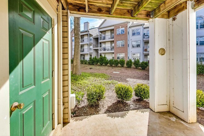 Building Photo - Beautiful - Ground Floor 3/2 condo in CROWN FARM