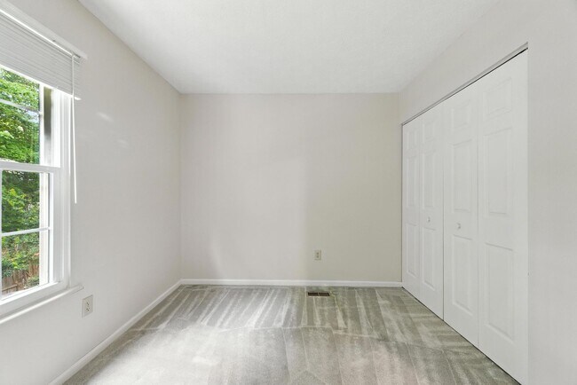 Building Photo - 39 Oneonta Drive Newport News VA 23602