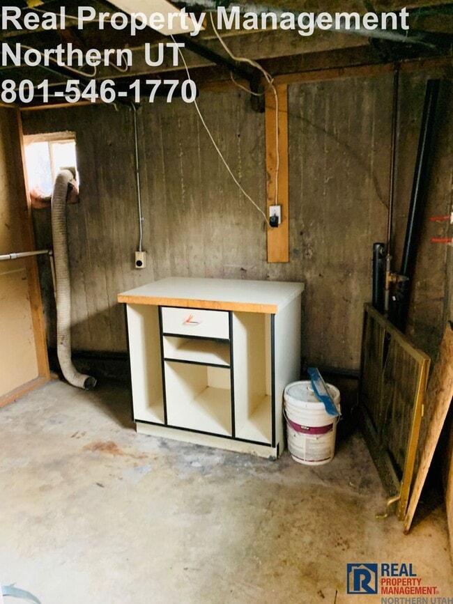 Building Photo - 4 Bedroom 2 Bath Ogden Home Available Now!