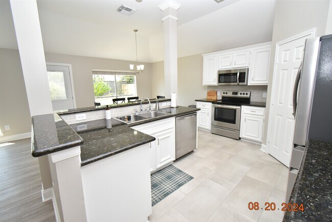 Building Photo - 3806 Vinecrest Dr