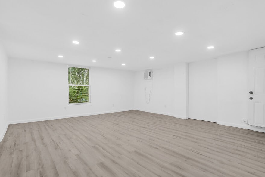 Building Photo - 2737 Stuart Dr