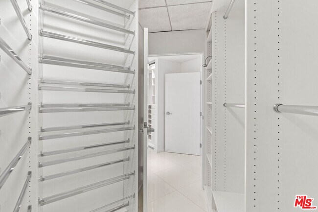 Building Photo - 13700 Marina Pointe Dr