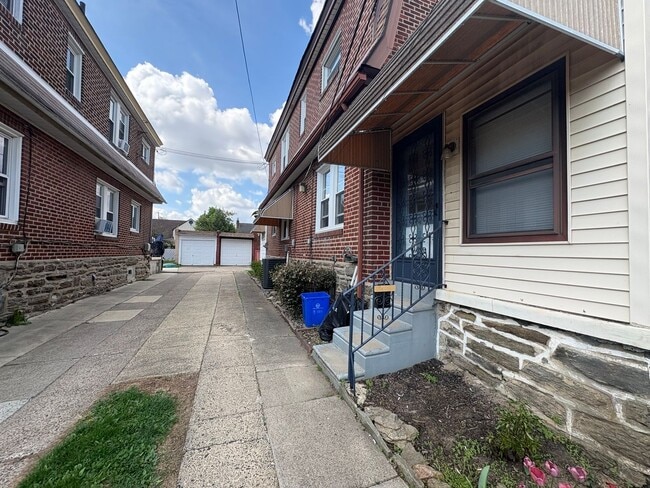 Building Photo - 1806 Hoffnagle St