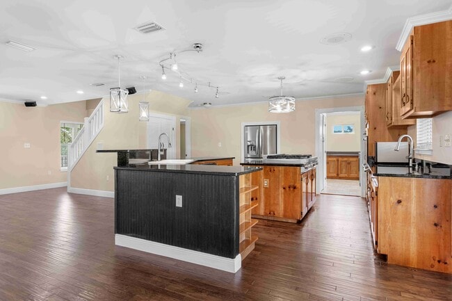 Building Photo - 7211 Bay Crest Rd