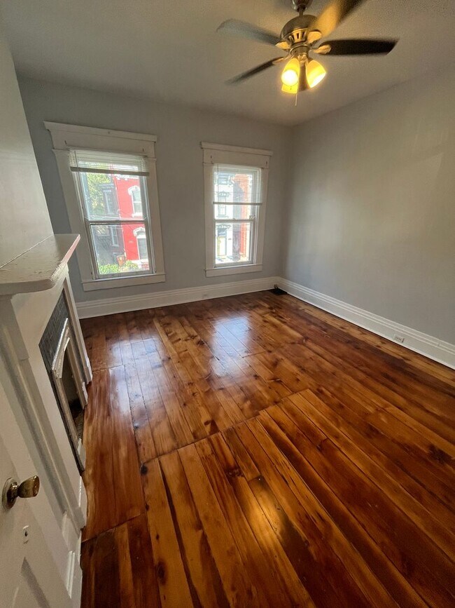 Building Photo - 816 Main St