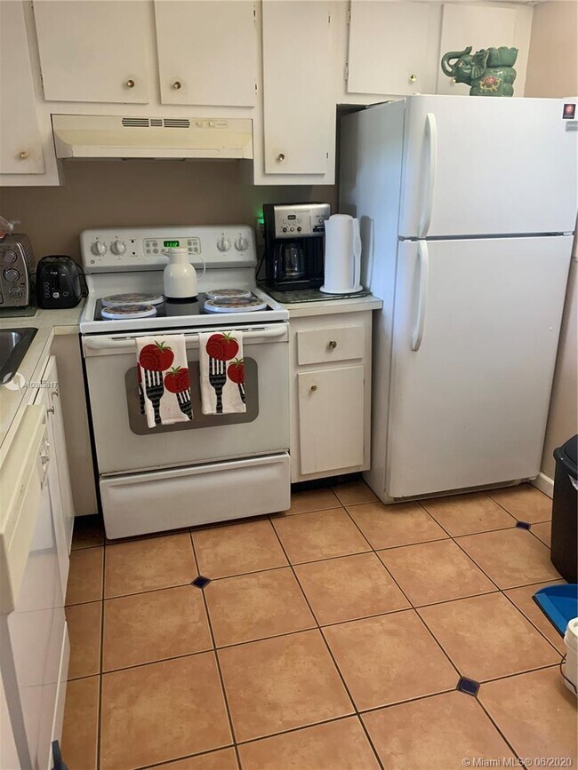 Building Photo - 9450 Poinciana Pl