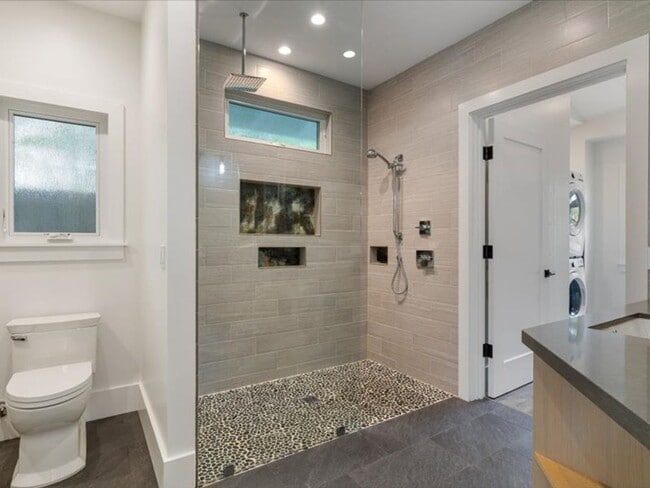 Building Photo - W/D, AC, Modern Design, Recently Built, Si...