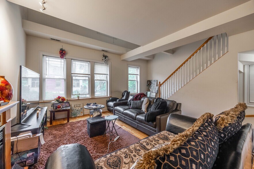 Primary Photo - 1720 W Beach Ave