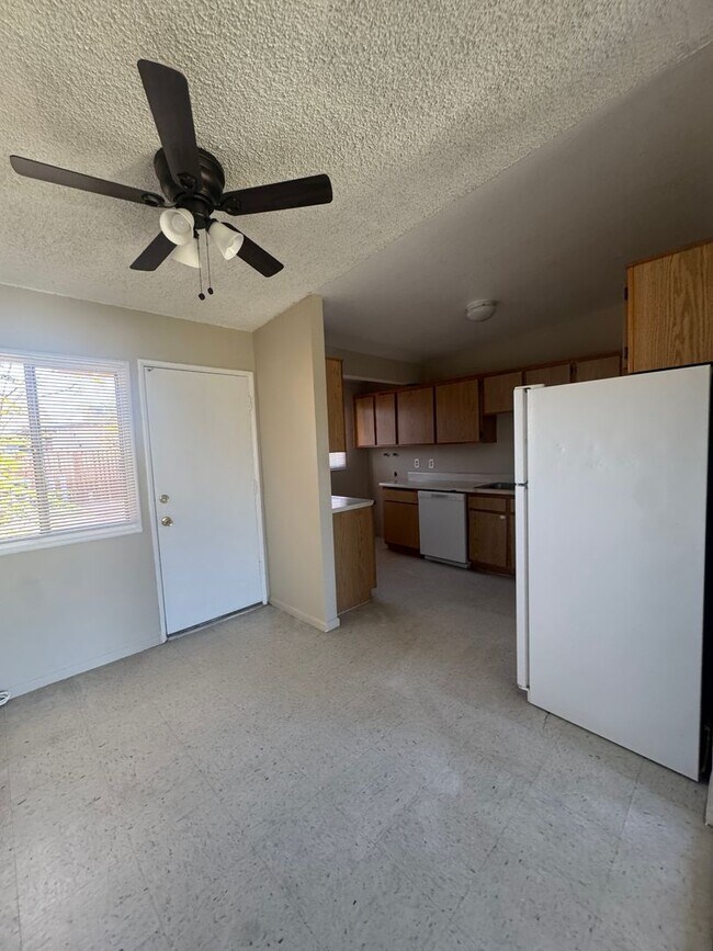Building Photo - 337 Oasis Dr