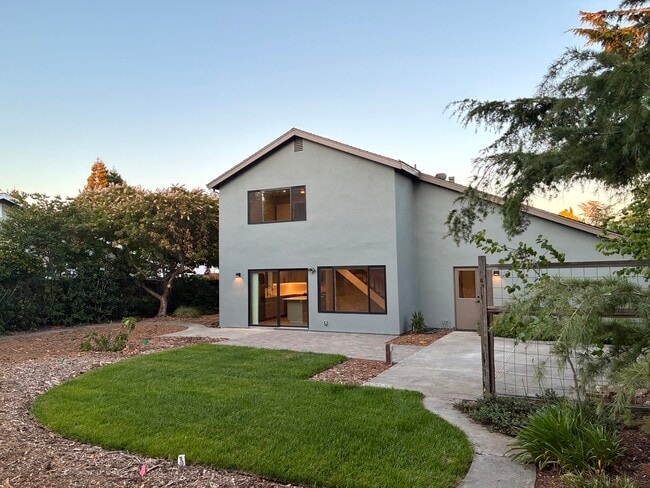 Building Photo - 405 Solano Dr