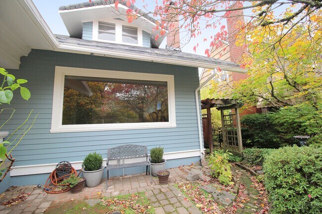 Building Photo - 803 NE Laurelhurst Pl