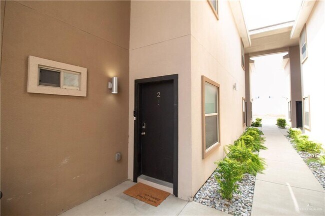 Building Photo - 18 W Daffodil Ave