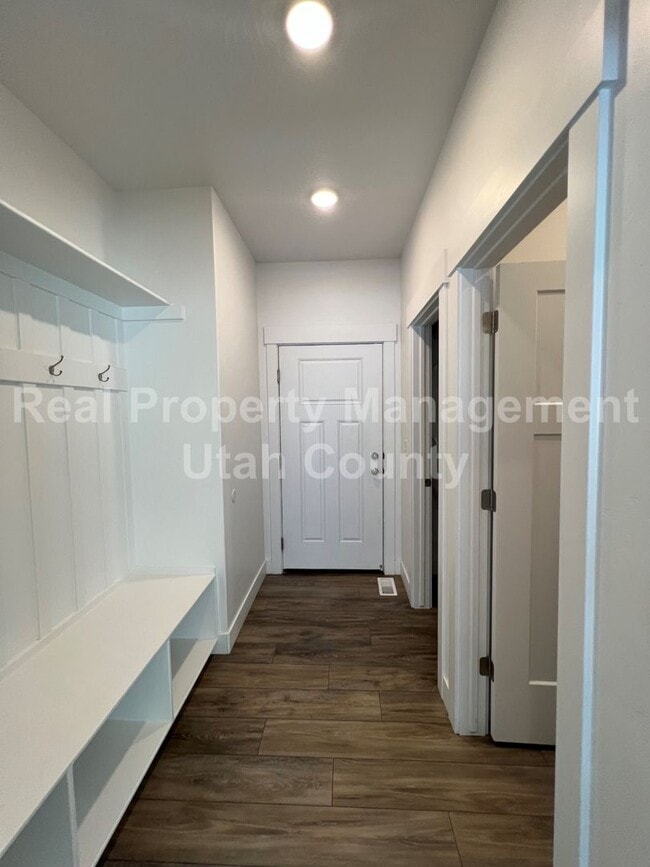 Building Photo - Cute townhome in Highland