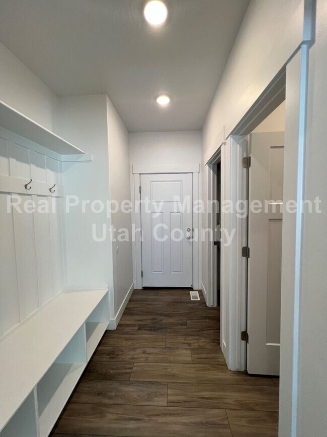 Building Photo - New Lower Price! Cute townhome in Highland