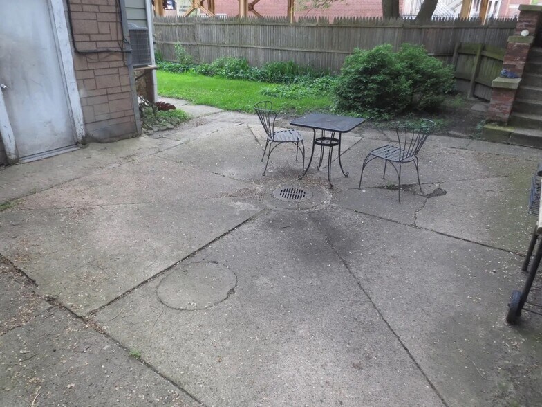 Outdoor area - 1825 W Addison St