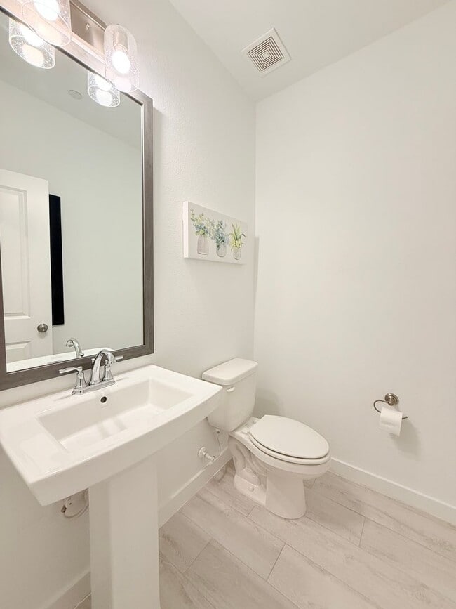 Building Photo - AVAILABLE NOW -Stunning 3-Bedroom Townhome Overlooking Greenbelt in Plano ISD 600 Collier Drive