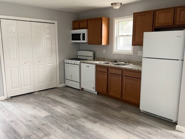 Building Photo - 2 Bedroom Duplex