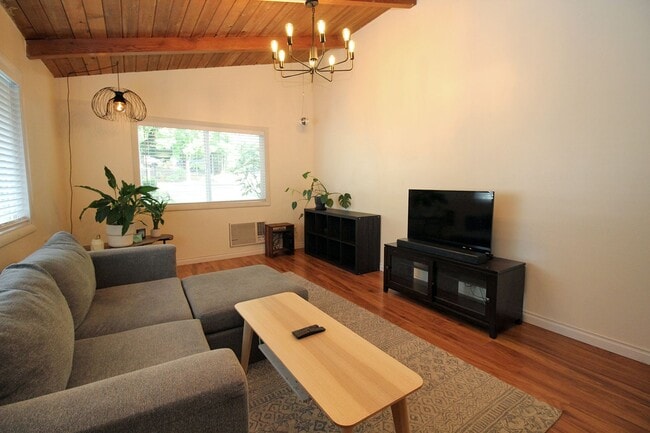 Building Photo - 11330 SW Tigard St