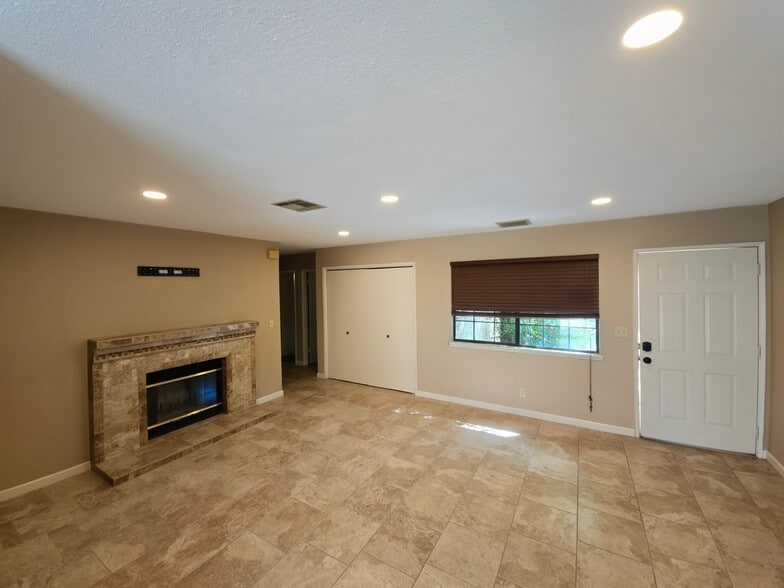 Building Photo - 616 W Graaf Ave