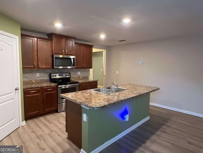 Building Photo - Act Fast on this Beautiful 4BR/2BA in Waters Edge