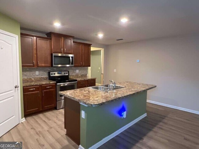 Building Photo - Act Fast on this Beautiful 4BR/2BA