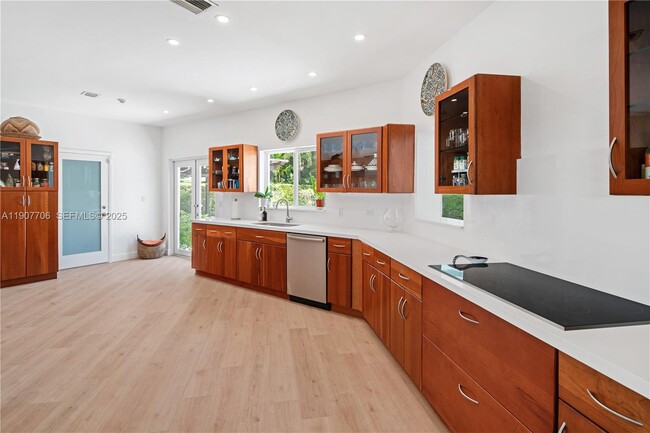 Building Photo - 200 Shore Dr S