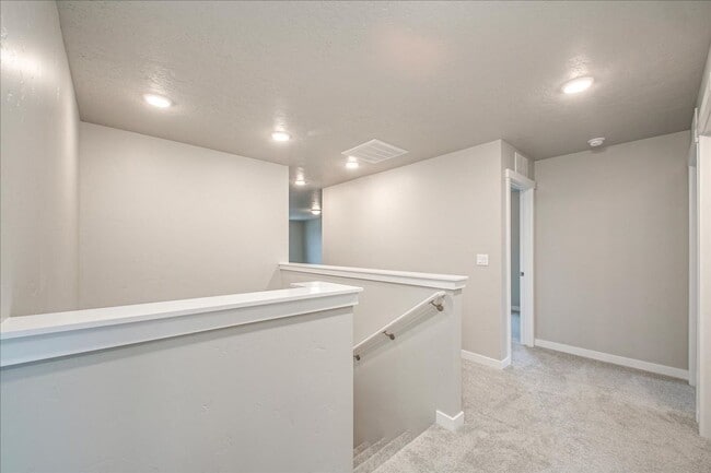 Building Photo - 2 Story Nampa Home!