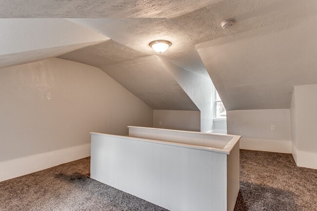 Building Photo - Beautiful Newly Renovated 3 Bedroom 2 Bathroom (Bloomfield)