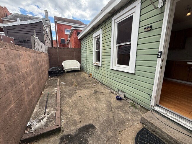 Building Photo - Luxury Home - South Side Flats