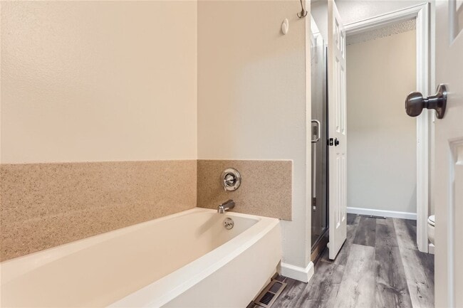 Building Photo - Charming 3 Bedroom 2 Bath Townhome In Aurora!