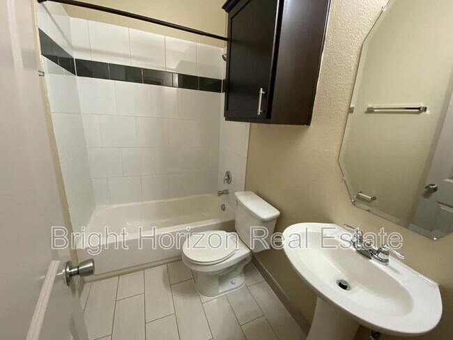 Building Photo - 3625 Valley Vista Dr