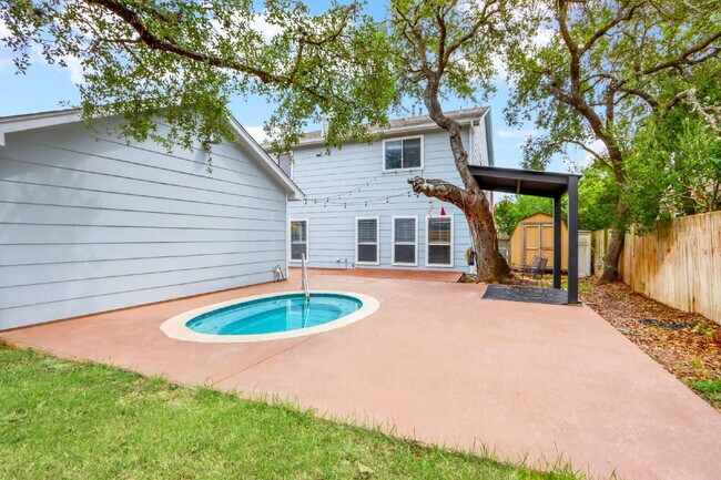 Building Photo - "Spacious 6-Bedroom Haven with 4 Full Bath...