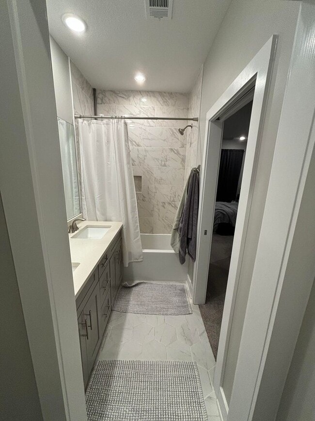 Building Photo - 2 Bedroom 2.5 Bath Townhouse