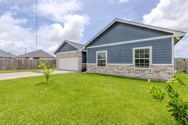 Building Photo - 2422 Cardinal Dr