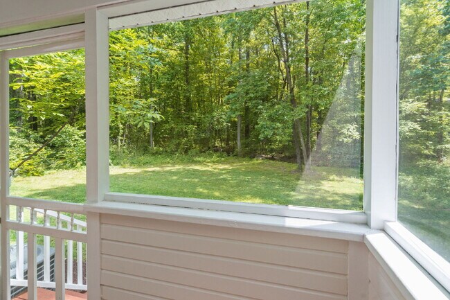Building Photo - Stylish & Fully Updated 2-Bedroom Townhous...