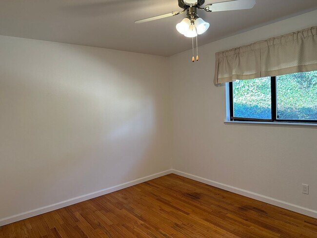 Building Photo - New listing! Beautifully maintained home in convenient location