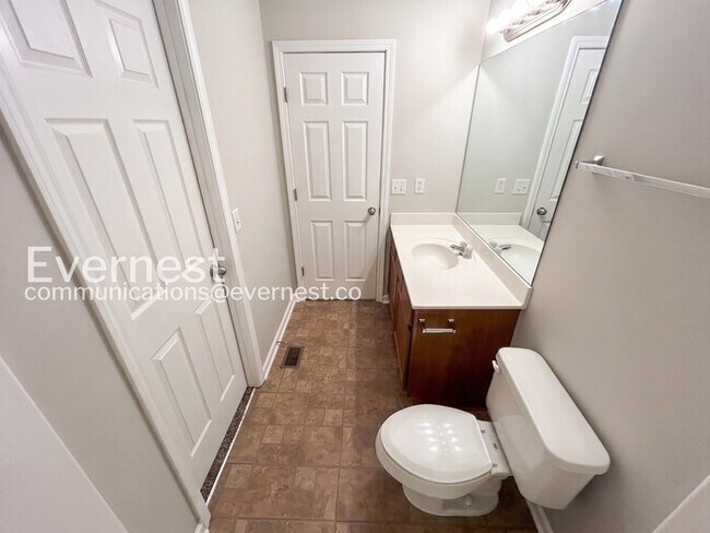 Building Photo - 2 Bed, 2.5 Bath Home with Fenced Yard & Garage / Available Now!