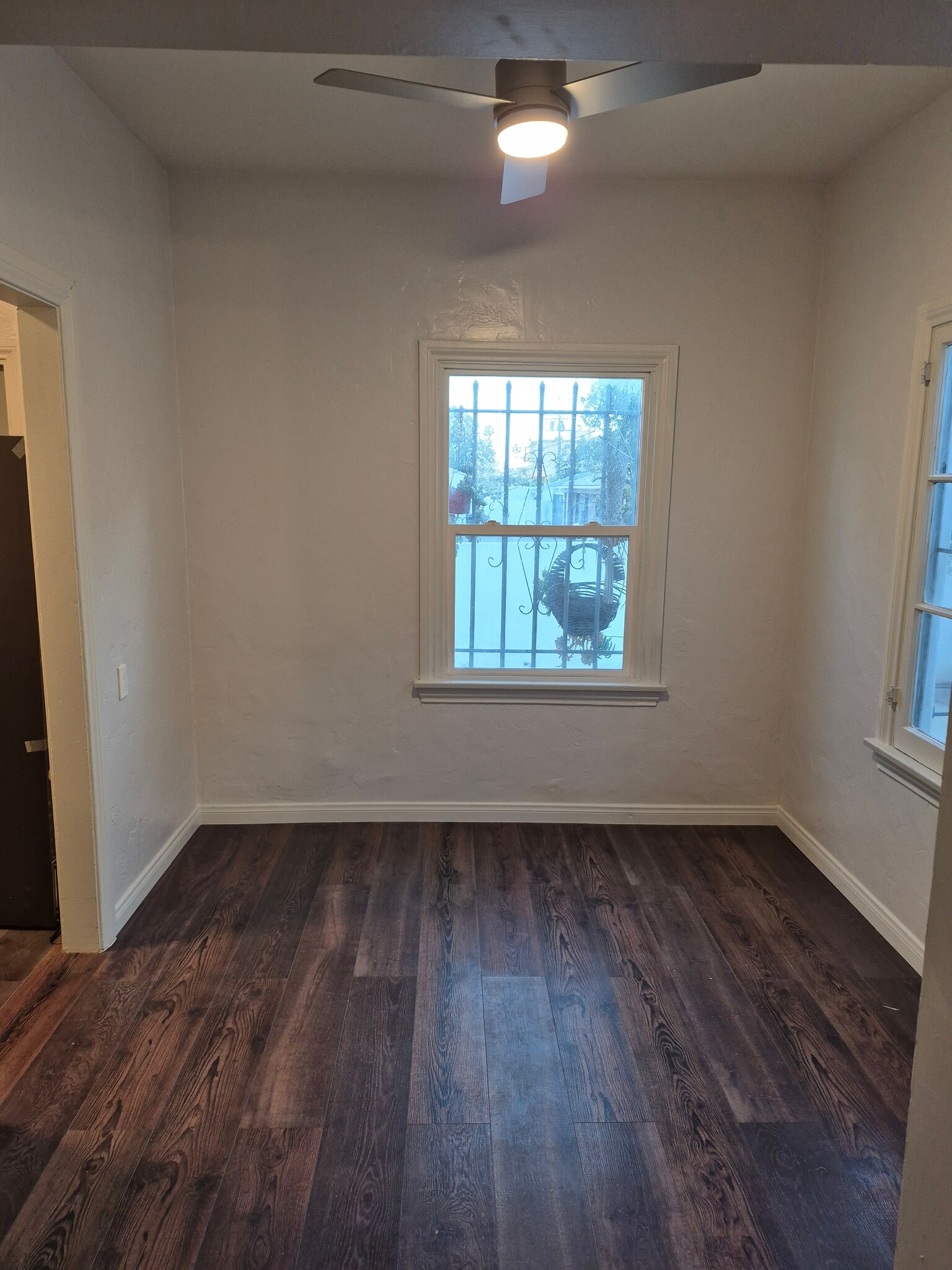 Dinning area - 861 N Alexandria Ave