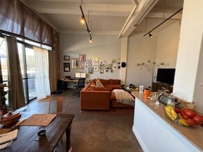 Building Photo - 915 N San Jacinto St