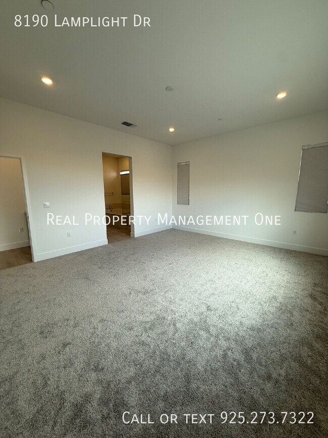 Building Photo - 8190 Lamplight Dr