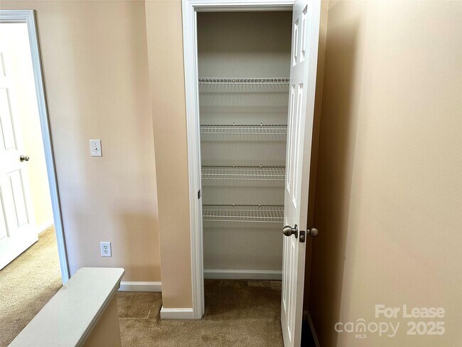 Building Photo - 7946 Mariners Pointe Cir