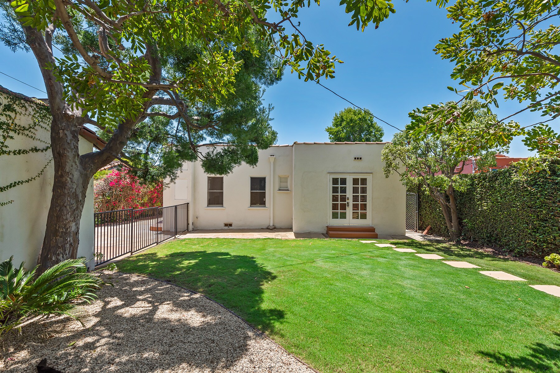 Building Photo - 10733 Wellworth Ave